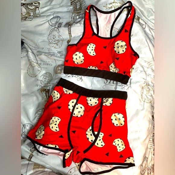 Medium cookie print sport bra with matching shorts in red - Picture 1 of 4